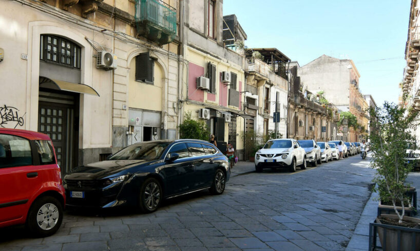 Catania, 26enne incendiata per fidanzatino conteso: Gip convalida i fermi delle due donne