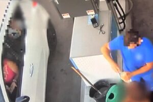 Catania, fuoco a una 26enne dopo lite sul fidanzatino: il video dell’acquisto della benzina (VIDEO)