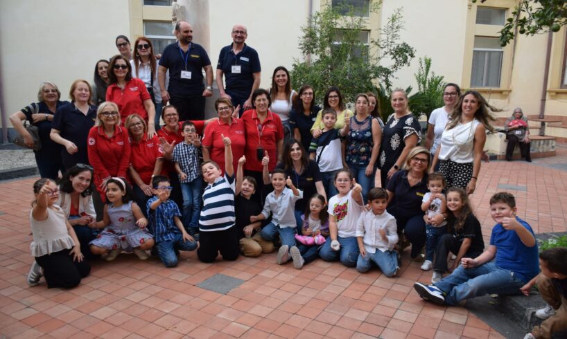 Paternò, Enosis e Croce Rossa festeggiano i Nonni con gli ospiti dell’Ipab: poesie e regali dai bambini delle scuole