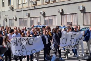 Caltanissetta, studenti in corteo contro la crisi idrica: “Siamo a secco e ci siamo seccati”