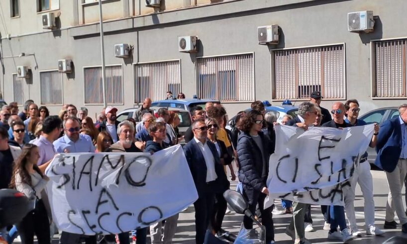 Caltanissetta, studenti in corteo contro la crisi idrica: “Siamo a secco e ci siamo seccati”