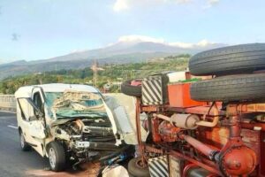 A18 Messina-Catania, scontro tra mezzo pesante e furgone: muore 20enne di Piedimonte Etneo