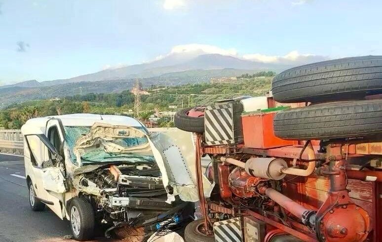 A18 Messina-Catania, scontro tra mezzo pesante e furgone: muore 20enne di Piedimonte Etneo