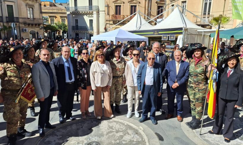 Bronte, Sagra del Pistacchio: gran finale con la torta in piazza Castiglione (VIDEO)