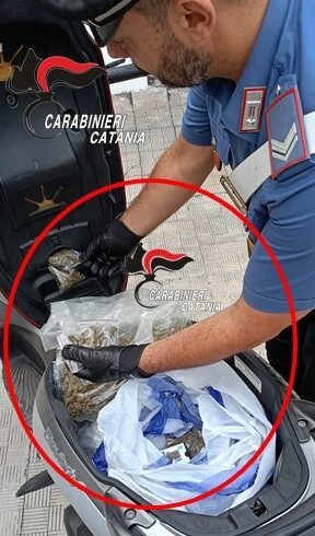 Aci Catena, spacciatore 19enne lancia dal balcone una busta con la droga: arrestato in flagranza