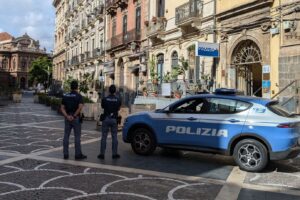 Catania, danneggia le vetture e minaccia gli automobilisti che non pagano: parcheggiatore abusivo arrestato