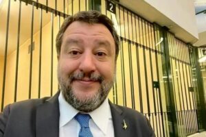 Processo Open Arms, a Palermo i parlamentari della Lega. Salvini: “Paura? Zero. I politici di sinistra mi vogliono in galera”