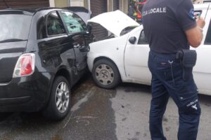 Paternò, due auto si scontrano tra via Fogazzaro e via Machiavelli: 23enne in ospedale