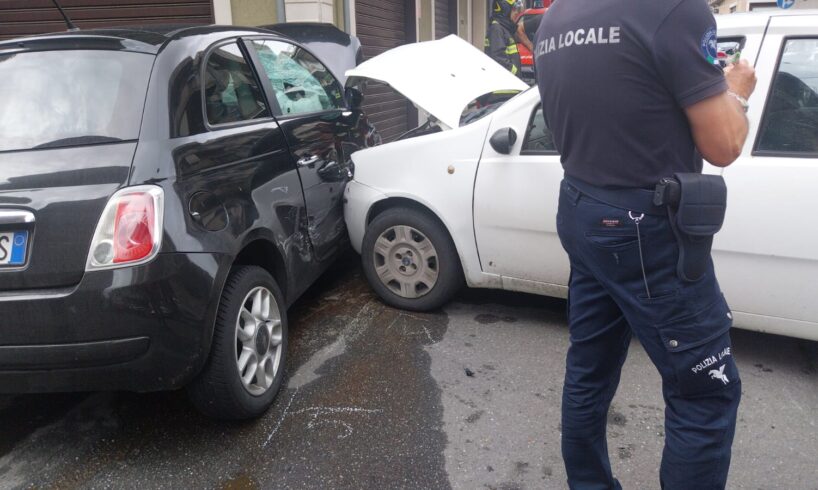 Paternò, due auto si scontrano tra via Fogazzaro e via Machiavelli: 23enne in ospedale