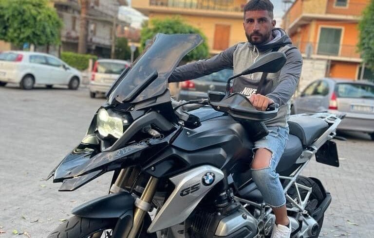 Aci S. Antonio, motociclista 34enne muore dopo scontro con mezzo pesante: in via Piano San Giovanni