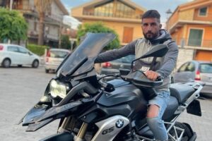 Aci S. Antonio, motociclista 34enne muore dopo scontro con mezzo pesante: in via Piano San Giovanni