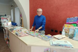 Paternò, chiude dopo 55 anni di attività l’ultima edicola in piazza Indipendenza: va in pensione il titolare Pippo Nicosia