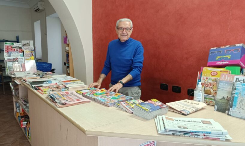 Paternò, chiude dopo 55 anni di attività l’ultima edicola in piazza Indipendenza: va in pensione il titolare Pippo Nicosia