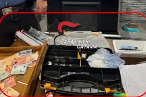 Catania, in un appartamento di Librino mini market della droga controllato da 8 telecamere: due arrestati