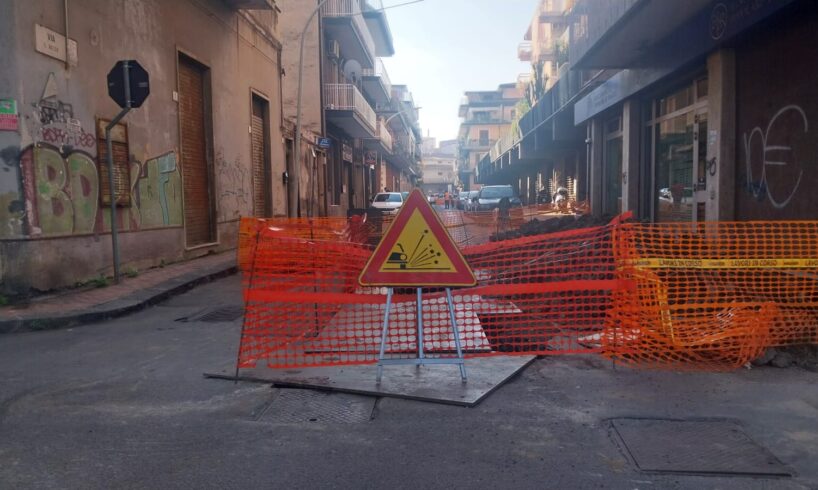 Paternò, 4 cantieri per la posa di cavi creano disagi in città: le proteste di automobilisti e residenti