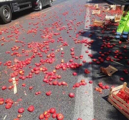 A19 Palermo-Catania, frutta e verdura nelle corsie dopo scontro tra due camion: tra Villabate e Bagheria