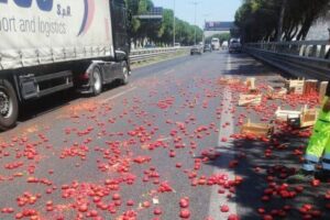 A19 Palermo-Catania, frutta e verdura nelle corsie dopo scontro tra due camion: tra Villabate e Bagheria