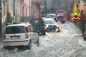 Acireale, strade allagate per forti piogge e torrenti esondati: interventi dei vigili del fuoco