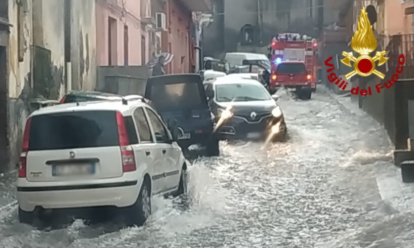 Acireale, strade allagate per forti piogge e torrenti esondati: interventi dei vigili del fuoco