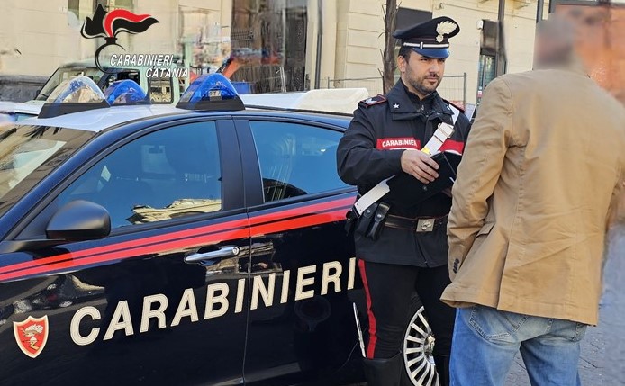 Catania, troppo vicino alla persona offesa: 48enne arrestato in flagranza