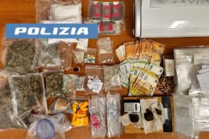 Catania, market della droga in un appartamento di San Francesco la Rena: sequestrati 1 kg di droga e munizioni. In carcere 43enne