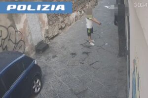 Catania, 36enne rapina due giovani davanti a punto ‘H24’: arrestato (VIDEO)