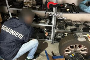 Misterbianco: 64enne ladro di auto detiene 34 “apri porta”, 137 telecomandi e 90 body computer: Denunciato