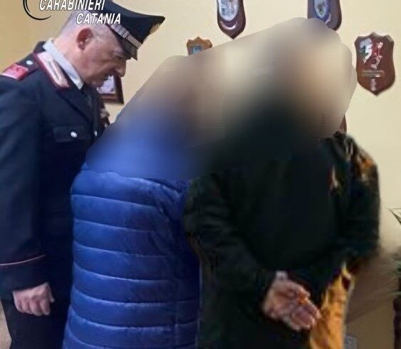 Acireale, coppia di falsi vincitori di un ‘Gratta e Vinci’ rubano una borsa in una tabaccheria: già in azione a Catania e Belpasso