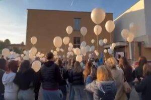 Piazza Armerina, centinaia di giovani per l’addio a Larimar. Il sindaco: “Scusa se non siamo riusciti a proteggerti”