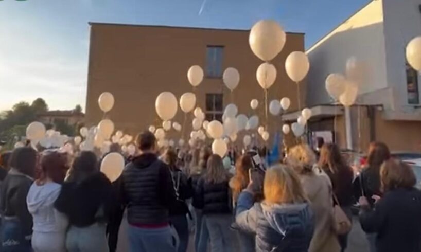 Piazza Armerina, centinaia di giovani per l’addio a Larimar. Il sindaco: “Scusa se non siamo riusciti a proteggerti”