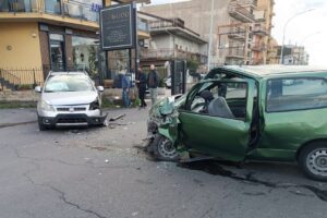 Paternò, scontro frontale tra due auto: due feriti