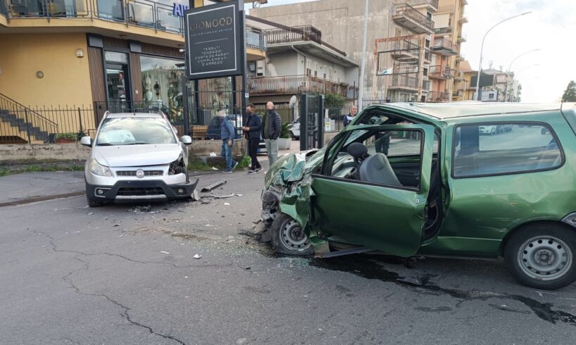 Paternò, scontro frontale tra due auto: due feriti