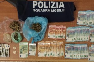 Catania, pusher 22enne sorpreso con crack e marijuana per le stradine di San Berillo: arrestato