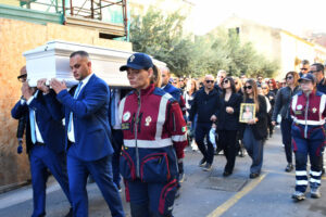 Lentini, l’addio a Margaret tra lacrime e palloncini bianchi. La sorella: “A casa avevamo un angelo”