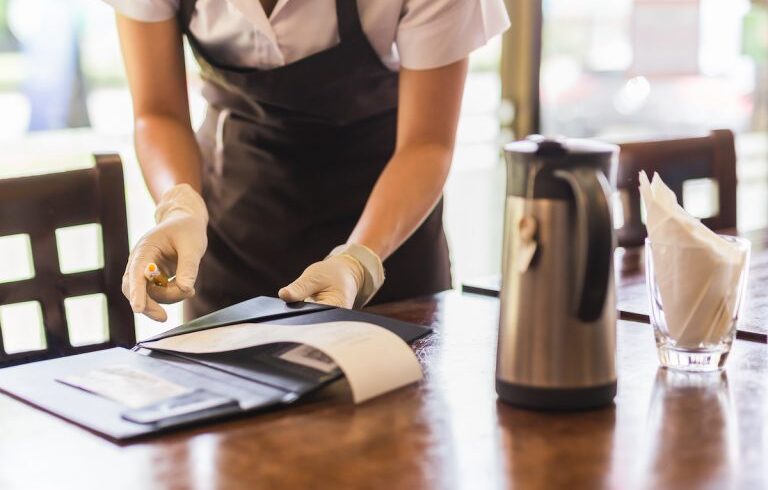 Pozzallo, 59enne senza fissa dimora pranza al ristorante senza pagare e poi minaccia con il coltello i camerieri: fermata