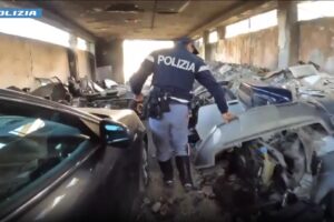 Catania, blitz della polizia in un capannone abbandonato, maxi sequestri di pezzi di ricambio rubati per un valore di 250 mila euro