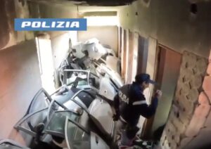 Catania, blitz della polizia in un capannone abbandonato, maxi sequestri di pezzi di ricambio rubati per un valore di 250 mila euro