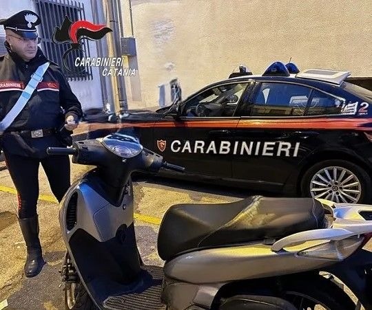 Paternò, spacciatore 17enne trovato in possesso di droga: arrestato in flagranza