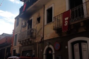 Paternò, incendio in una casa di via Giulio Cesare: forse un corto circuito. Vigili del fuoco mettono in salvo 4 persone