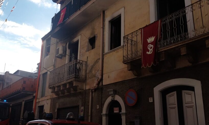 Paternò, incendio in una casa di via Giulio Cesare: forse un corto circuito. Vigili del fuoco mettono in salvo 4 persone