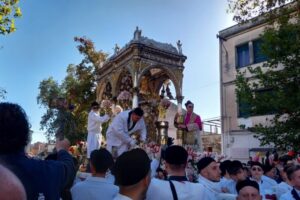 Paternò festeggia Santa Barbara: campane e fuochi d’artificio lungo il tragitto del simulacro