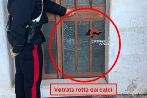 Fiumefreddo di Sicilia, 37enne distrugge il portone della fidanzata: voleva restasse collegata al telefono per controllarla