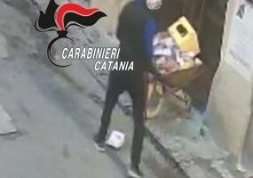 Palagonia, 33enne ruba nella sede della Pro Loco derrate alimentari destinate ai bisognosi: arrestato