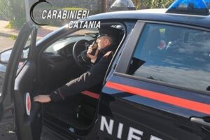 Aci Catena, 37enne perseguita l’ex moglie davanti ai carabinieri: arresto in flagranza e obbligo di braccialetto elettronico