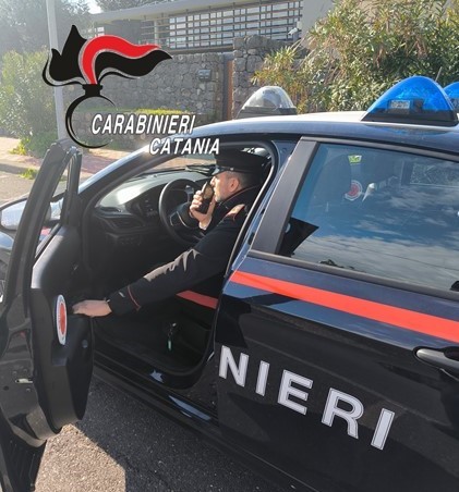 Aci Catena, 37enne perseguita l’ex moglie davanti ai carabinieri: arresto in flagranza e obbligo di braccialetto elettronico