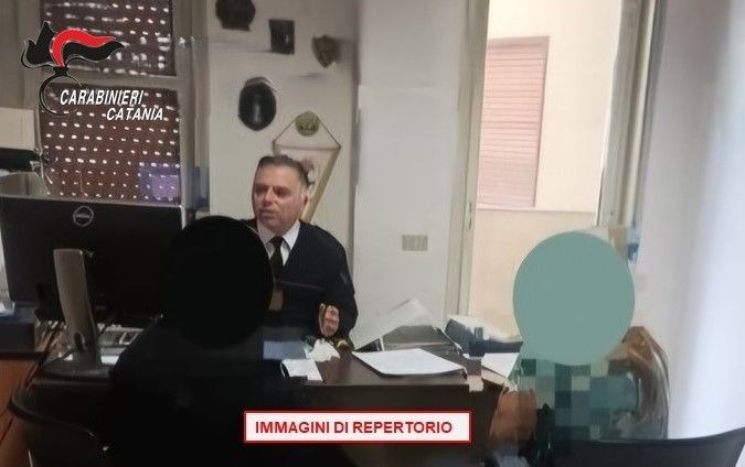 Trecastagni, distrugge la villetta della moglie perché vuole denaro: 40enne arrestato per maltrattamenti ed estorsione