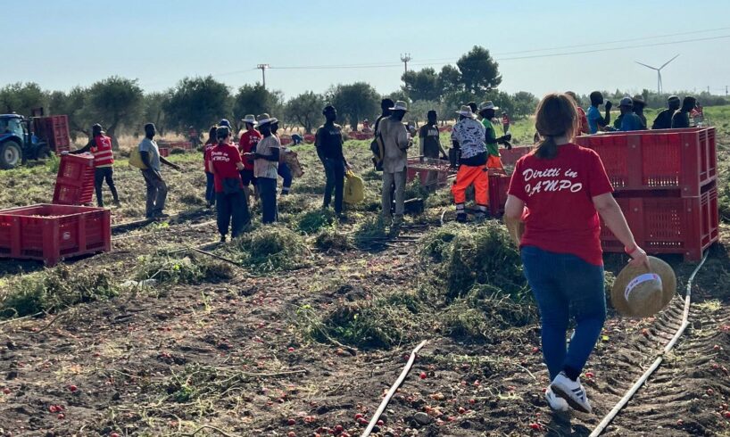 Flai Cgil incontra all’alba i lavoratori di Paternò, Adrano e Biancavilla: “Diritti in campo” contro sfruttamento e capolarato