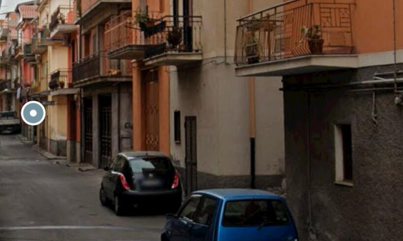 Adrano, irruzione di 3 rapinatori a volto coperto in una casa di via Elicona nel quartiere Monterosso: anziana in ospedale