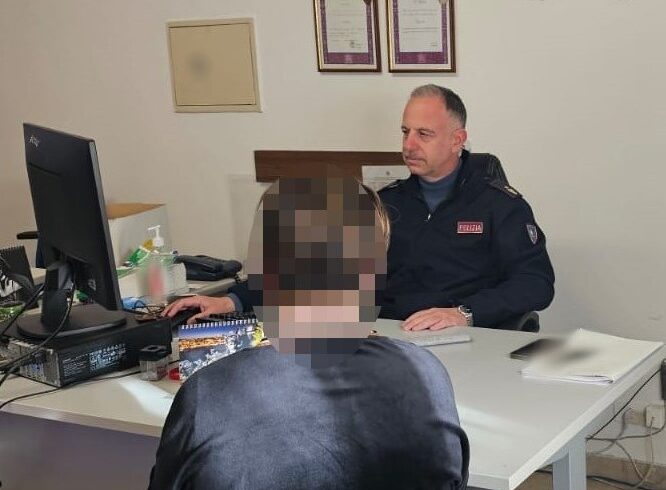 Adrano, perseguita l’ex convivente con messaggi e minacce: 49enne denunciato