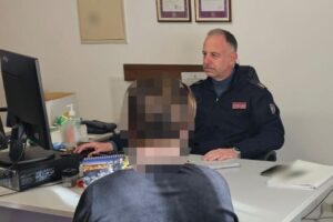 Adrano, perseguita l’ex convivente con messaggi e minacce: 49enne denunciato